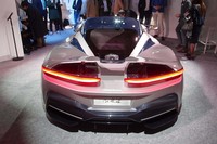 リアには可動式のウイングを装備。ダウンフォースを高めるとともに、制動性能の向上にも貢献する。