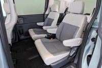 左右が独立式のキャプテンシートとなる6人乗り仕様の2列目シート。すべてのシート表皮に、汚れにくく手触りのいいファブリックが採用されている。写真は「フリード エアー」。