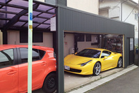 「アクア」（手前）と「フェラーリ458イタリア」（奥）が並んだ当時の自宅ガレージ。アクアのハンドリングは驚くほどシャープで、458に通じるものがあった。