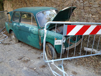 路上に放置された廃車。「アウトビアンキ・ビアンキーナ」。