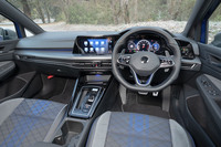 インテリアでは、「R」シリーズのイメージカラーであるブルーの差し色と、各所に施されたカーボン調のデコラティブパネルが目を引く。