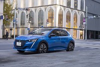 2020年7月に発売された、プジョーのコンパクトEV「e-208」。装備の異なる「アリュール」「GTライン」の2グレード展開で、今回は後者に試乗した。