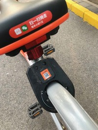 スマートフォンを自転車のQRコードに向け、前の写真の画面上の黒ボタンを押すとロック解除できる。