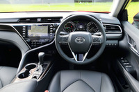 光沢を抑えたサテンメッキや本革調のソフトパッドで質感の向上が図られたインテリア。シート表皮は、ファブリックのほかに本革も選択できる。