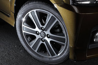 他のグレードのタイヤサイズがすべて155/65R14なのに対し、「スティングレー ハイブリッドT」には165/55R15サイズのタイヤが装着される。