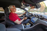 標準モデルであっても路面にしっかりと腰を据えるような安定感を味わえるが、AMGになるとさらにレベルが上がり、味つけがより濃厚になる。