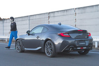 MT車用「アイサイト」は、「スバルBRZ」のAT車用のシステムをベースに改良を加えたものだ。例えば衝突被害軽減ブレーキは、エンストしてもブレーキの液圧が抜けず、制動力が継続するようシステムを改良。VDCのECUでホイールシリンダーに液圧をかけ、そこでピストンのバルブを閉じて液圧が抜けないようにしているのだ。停車後も3秒は停止状態を保ち、その後、徐々にブレーキが抜けていくという。