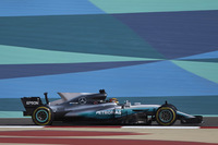 連続ポールポジション記録は「6」で終わり。メルセデスのハミルトン（写真）は、予選定位置のP1をチームメイトのバルテリ・ボッタスに譲り2番グリッドからスタート。ベッテルに先を越され3番手に落ちるも、終盤になんとか2位まで持ち直した。セーフティーカーラン中の不用意なスローダウンで5秒ペナルティーを受けていなければ、ベッテルとの優勝争いはより白熱したかもしれない。（Photo=Mercedes）