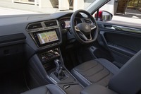 質実剛健なデザインのインテリア。