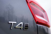ボルボXC40 T4 AWDモメンタム