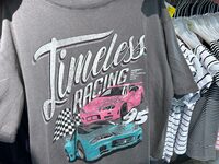 筆者がブティックで発見した女性向けTシャツ。2024年8月撮影。