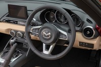 歴代「ロードスター」で初となるテレスコピックステアリングも採用された。前後3cmの調整が可能となっている。