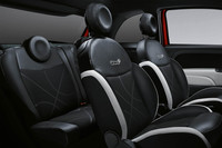 シートは異なる素材を組み合わせた「500Sマヌアーレ・ロッサ」専用デザインとなる表皮を採用している。