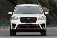 先代「フォレスター」（前期モデル）のフロントマスク。　
	清水「やっぱり、グリルとヘッドランプが離れているほうが落ち着くなぁ」　
	ほった「押し出しの強さは一気になくなりますけどね」