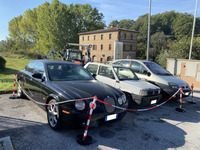 ある中古車展示場の店頭。手前の「ジャガーSタイプR」は、ここに姿を現してから長い。2020年にイタリア・シエナで。