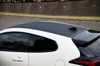 カーボンルーフおよびアルミのリアゲート、ドア、ボンネットはエントリーモデルの「RS」も含めて全モデルで標準装備となっている。