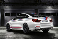 ボディーサイドやルーフ、トランクリッドのMストライプとリアウイングが、ただ者ではない印象を与える。