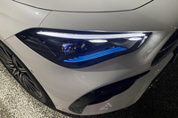 ヘッドランプの内側に青いLEDのラインが光ってステキ。「スリーポインテッドスター」が数多くあしらわれた立体的な新デザインのラジエーターグリルが採用されるのも「CLEカブリオレ」の特徴だ。