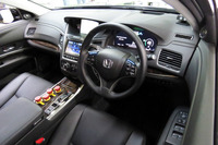 専用のインターフェイスが搭載されたインストゥルメントパネルまわり。ドライバーに自動運転システムの作動状態を知らせる各種表示機能に加え、中央上段のカーナビ画面の付近には、ドライバーの状態を監視するカメラが追加されている。