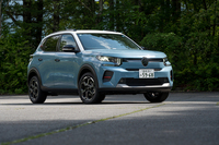 国内では2026年5月に販売がスタートした「シトロエンë-C3」。今回の試乗車は上位グレードの「マックス」（425万円）。