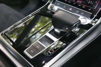 トランスミッションは8段AT。シフトレバー周辺には電動パーキングブレーキのスイッチのみレイアウトされている。