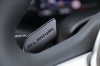 ステアリング裏のボタンで手動変速するスイッチトロニックが標準装備で、シフトパドルはオプションとなる。左右とも「ALPINA」ロゴが刻まれる。