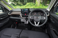 インテリアはシルバーのトリムなどで上級グレードらしくコーディネート。電動パーキングブレーキも装備する（「X」「L」は足踏み式）。