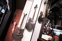 今回のモーターショーのために特別に仕立てられた、“カフェレーサー”風のギター。