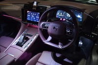 キャビン全体をトーンを抑えた赤のレザーで仕立て上げた「オペラ」インテリア。ダッシュボードの中央には、エンジンのスタート／ストップスイッチを押すとくるりと顔を出すB.R.M製のアナログクロックが備わっている。