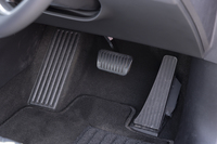 アクセルペダルはオルガン式を採用している。