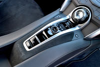 ボタン式シフトセレクターの前方に走行モードの切り替えダイヤルがレイアウトされる。モードは「スポーツ」「スポーツ＋」「トラック」「クワイエット」の全4種類。