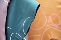 納品されたレザーを検品し、キズや色むらなどがチェックされる。ここで合格した部分だけが、実際の車両に使用される。かつては職人の仕事だったが、現在ではコンピューターが無駄のない効率的な形状を決定、レーザーカッターを用いて裁断を行っている。