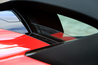 クーペモデルにはない、リアのパワーウィンドウ。ルーフの状況にかかわらず、開け閉めができる。オープン状態では、ウインドディフレクターとしても効果を発揮する。