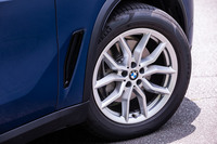 試乗車は標準装備の「19インチVスポークスタイリング734」と呼ばれる10本スポークホイールを装着。タイヤは265/50R19サイズの「ピレリPゼロ」が組み合わされていた。