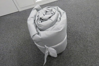 屋外保管の必需品である、カバーライトのボディーカバー。外出時は「グシャっ」とトランクに放り込んでたが、縫い目が弱いとのコトだったので、最近は左右を折り込み、丸めてしまうようにしている。そういえば購入時も、写真の通り海苔巻きみたいな形で送られてきていたっけ。