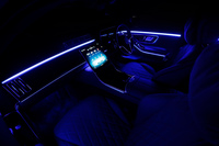 標準ボディーで247個、ロングボディーで263個ものLED球を用いたアンビエントライトも注目。照明としてはもちろん、流れるように光ったり、緩やかに色を連続変化させたりと、車内空間の演出にも寄与する。