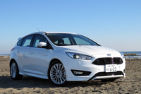 近年の例では、2016年にwebCGが長期リポートを行った「フォード・フォーカス」も、ステアリングコラムの右側にウインカーレバーを備えていた。