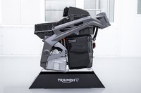 今回公開された、プロトタイプモデルの主要メカニズム。写真右側が車両前方にあたり、右下の黒いボックスがバッテリー、左下（シルバー）がモーター。