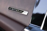 グローブボックスの上部には「OPERA」のプレートが貼られる。