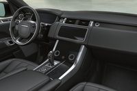 「レンジローバー スポーツHSEダイナミック ブラック＋」のインテリア。パークパックやクリアイグジットモニター、360°パーキングエイド、リアトラフィックモニターなどがセットになるドライバー支援システム「ドライブパック」が標準で装備される。