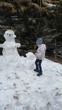 イベントオーガナイザーの青年が送ってきた、4歳の娘とディテールがリアルな雪だるま。