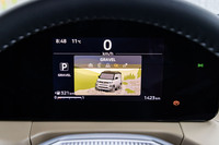 ドライブモードで「GRAVEL（グラベル）」を選択すると、メーターパネルに同モードの作動を示す画像が表示される。GRAVELは未舗装路や豪雨、新雪でも路面に左右されない力強い発進や加速を実現するモードとされる。