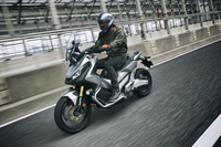 スクーターのように、ライダーがギアチェンジすることなく運転できる「X-ADV」。一方で、積極的に変速スイッチを使ってのスポーティーなライディングも可能。