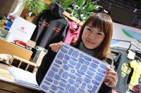 いっぽう筆者のイチオシは、これ。ダイハツや「ミゼット」の歴代エンブレムをちりばめたファイバークロス。大阪城をモチーフにした図案も！ 1000円という良心的価格もダイハツらしい。