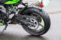 タイヤサイズは前が120/70ZR17、後ろが160/60ZR17。試乗車にはドライおよびウエットグリップ性能を追求したストリートラジアルタイヤ「ダンロップ・スポーツマックスGPR-300」が装着されていた。