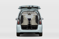 「フリード エアー」の荷室。3列目シートは跳ね上げた際の固定位置が90mm引き下げられ、収納・展開作業がより楽に行えるようになった。