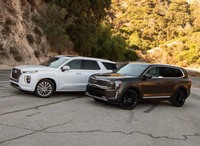 
	堂々たる体格を誇る、2台のSUV。写真左は「ヒュンダイ・パリセード」で、右は「キア・テルライド」。
	