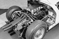 「フォードGT40」は、ローラ製のものをベースとしたシャシーにフォード製の4.7リッターV8エンジンを搭載した、ミドシップのレーシングカーだった。
