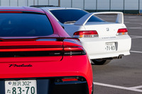 2025年登場の新型「プレリュード」（写真手前）と、1997年式の5代目プレリュード（同奥）。5代目モデルまでは独立したトランクを持つノッチバックスタイルのクーペだった。