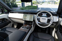 インストゥルメントパネルまわりの意匠は非常にシンプルですっきりとしたもの。操作系はタッチパネルを多用しつつ、頻繁に使われる空調には機械式ダイヤルを残すなど、使いやすさも配慮したものとなっている。